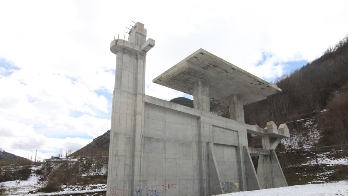 La base del remonte de la estación de esquí inacabada de Vallfosca, cerca del pueblo de Espui.