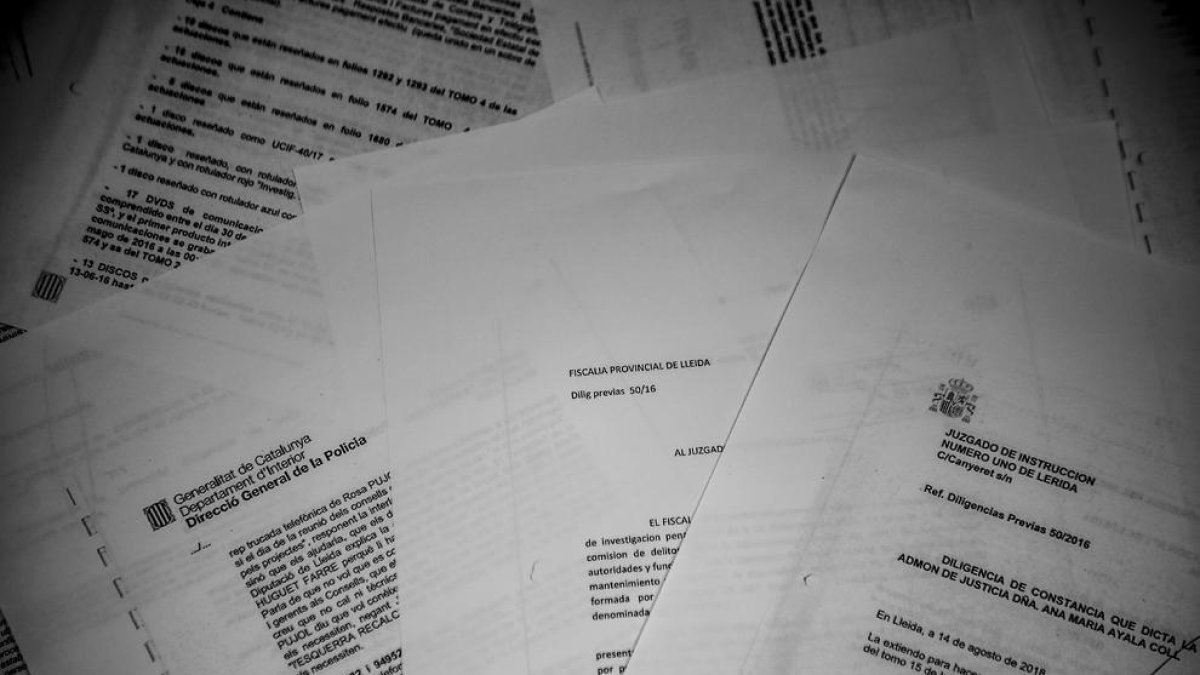 Agentes de policía en la Diputación en busca de documentos el pasado 2 de octubre.