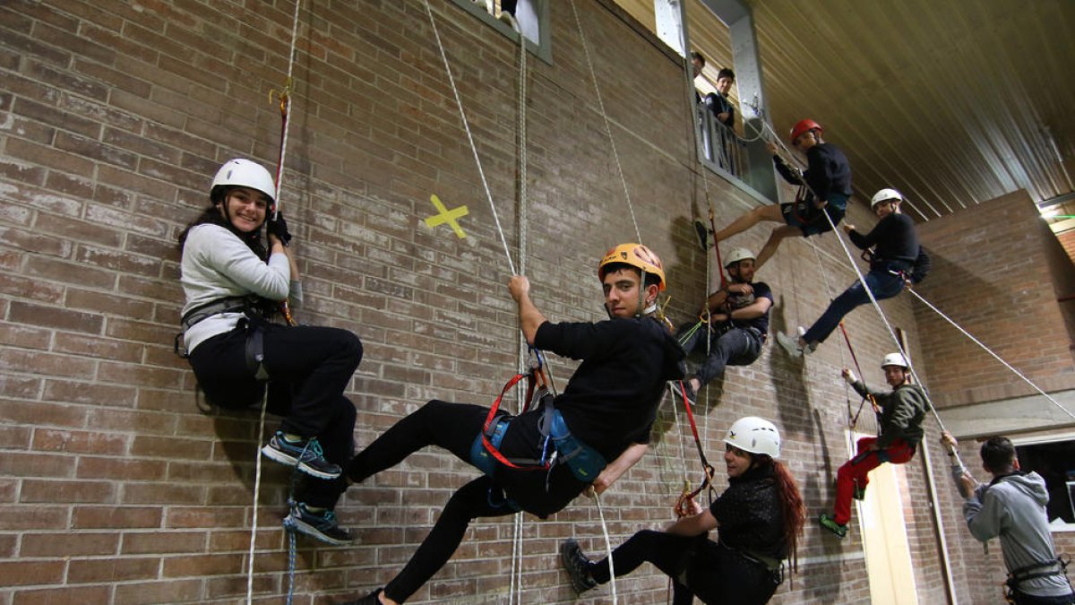 Alumnos del ciclo de Conducción de Actividades en el Medio Natural, ayer en unas prácticas.