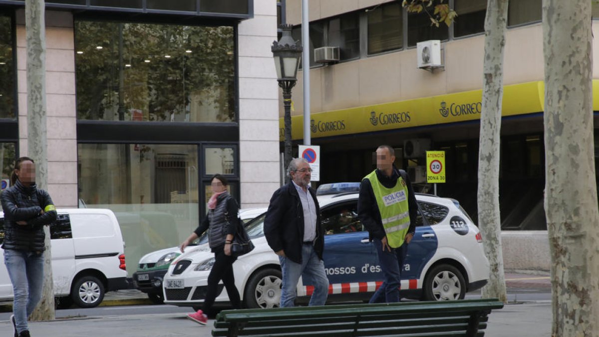 Reñé, a l’arribar a la Diputació amb agents de policia el passat 2 d’octubre.