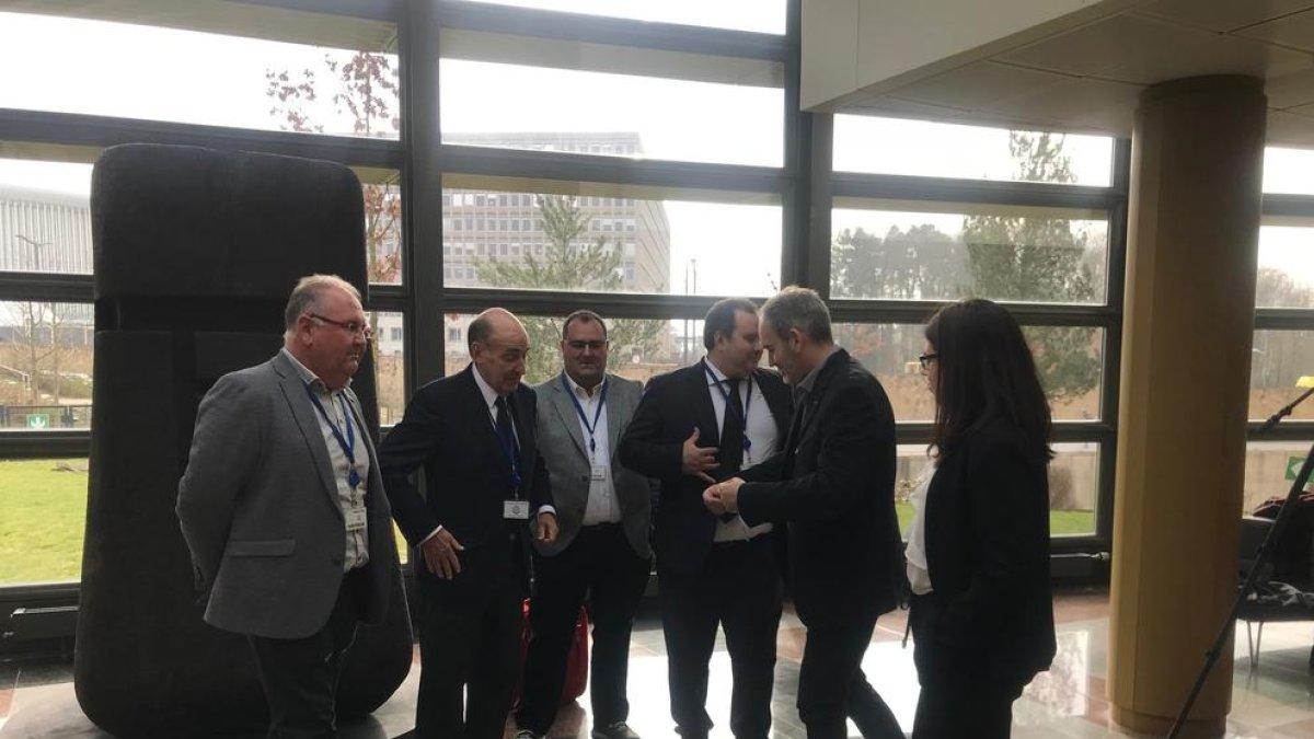 Los representantes de Fruits de Ponent y sus abogados en el vestíbulo del Tribunal General de la UE.