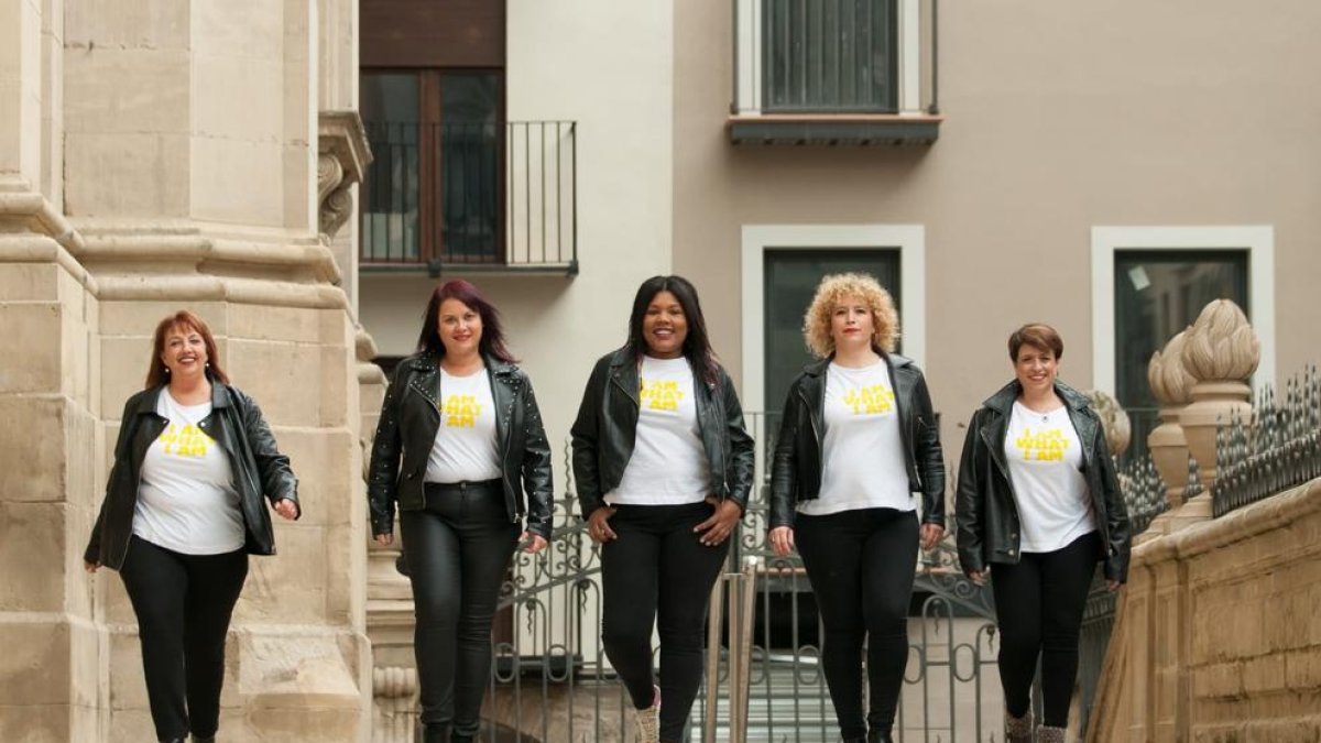 Inés Mena, Marta Mesegué, Nogay Ndiaye, Anna Rodríguez i Mariona Llinàs, amb el lema ‘I am what I am’ a les samarretes, es van convertir diumenge en models ‘curvy’.
