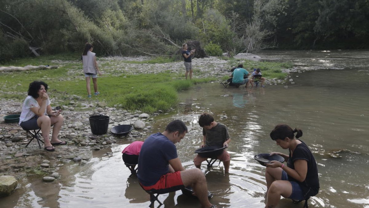 Taller de recerca d’or al Segre organitzat l’estiu passat pel Centre de l’Or de Balaguer.