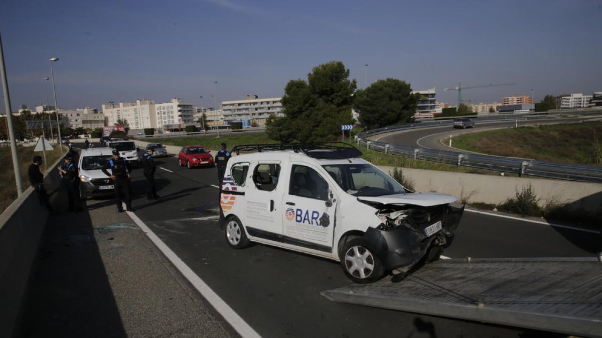Evacuado al Arnau tras volcar con su furgoneta en la LL-11