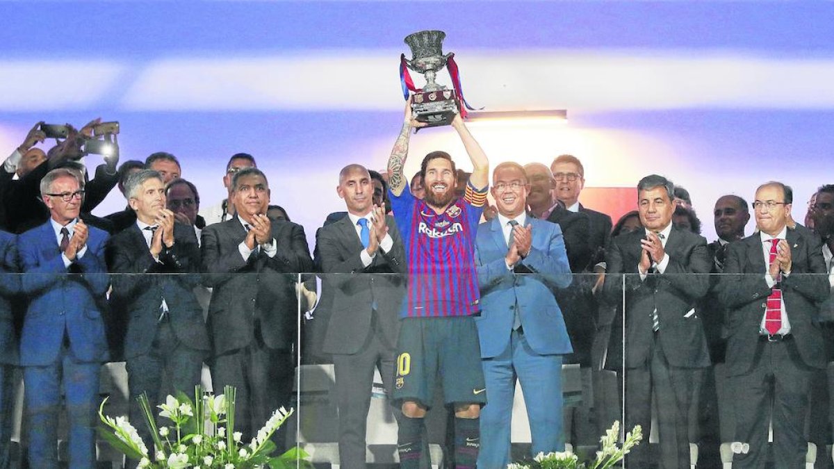Leo Messi va aixecar diumenge a Tànger el primer títol com a capità del FC Barcelona.