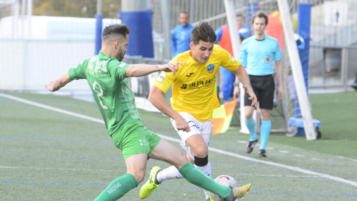 Juanto Ortuño intenta superar a un jugador del Cornellà, en una acción del partido de ayer.