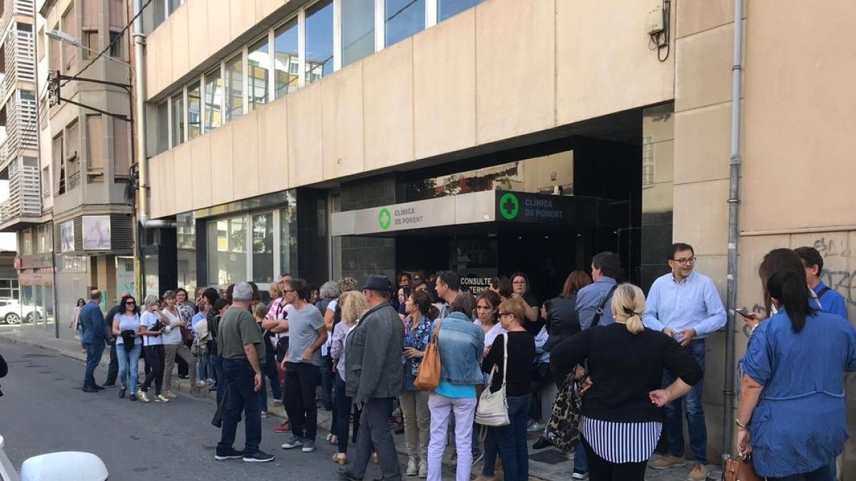 Treballadors de L’Aliança, divendres davant de la clínica.