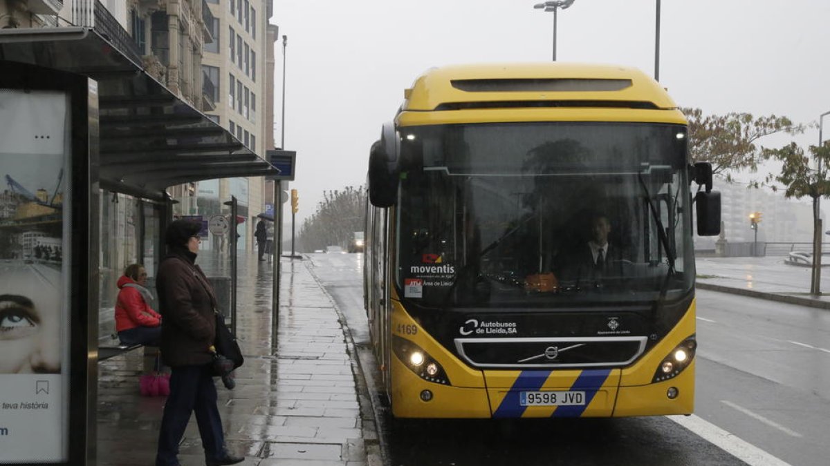 Un autobús urbano llegando a una parada.