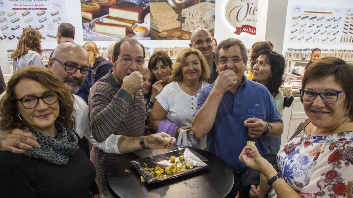 Els milers de visitants a la fira van poder degustar diferents tipus de torrons.