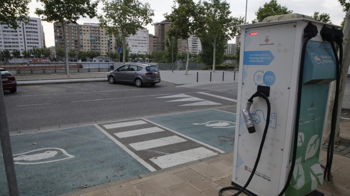 Imagen de archivo de un punto para recarga de coches eléctricos en Lleida
