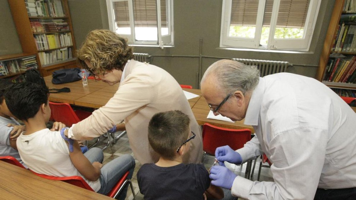 Imatge d’arxiu de vacunació de nens en un col·legi de Lleida.