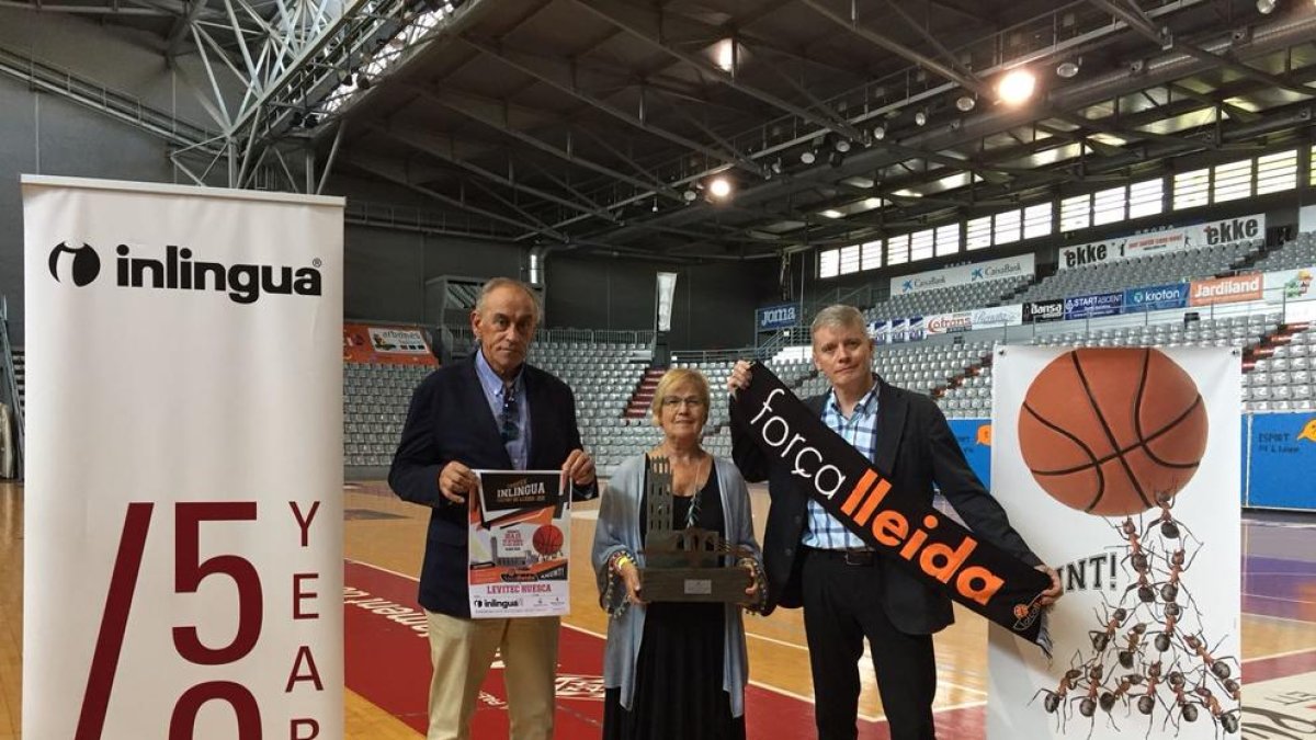 Félix González, Montse Parra y Don Fogarty, jefe de estudios de Inlingua, patrocinador del trofeo.
