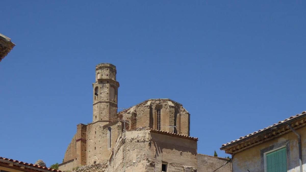 Imatge de la font barroca al centre de Castelló de Farfanya.