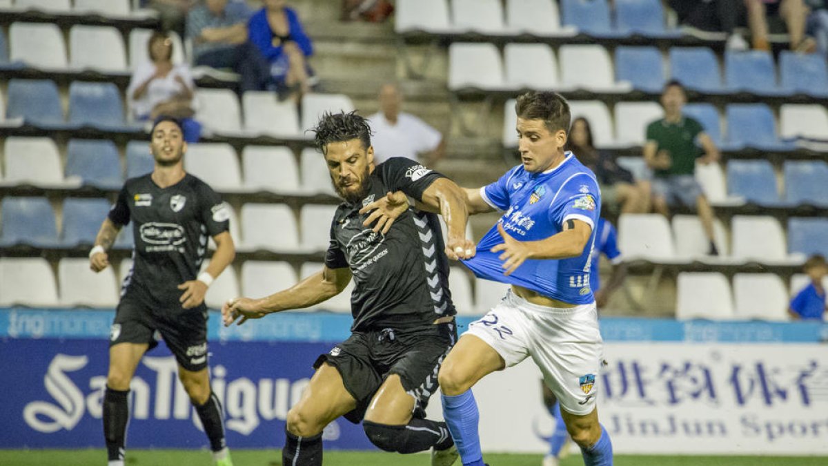Juanto avanza ante un jugador del Ebro el pasado día 9.
