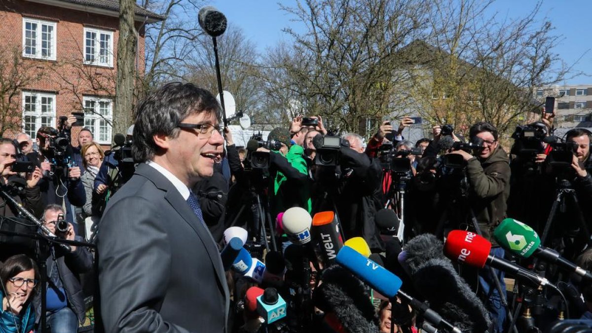 Carles Puigdemont después de salir de la cárcel preventiva en Alemania.