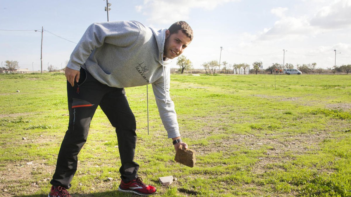 David Ramon, coordinador d’atletisme del club, mostra algunes de les pedres que hi ha al circuit.