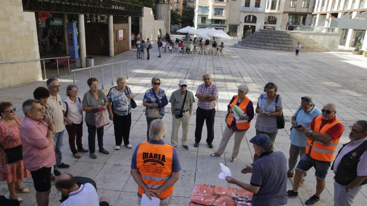 Miembros de la Marea Pensionista en la asamblea de ayer.