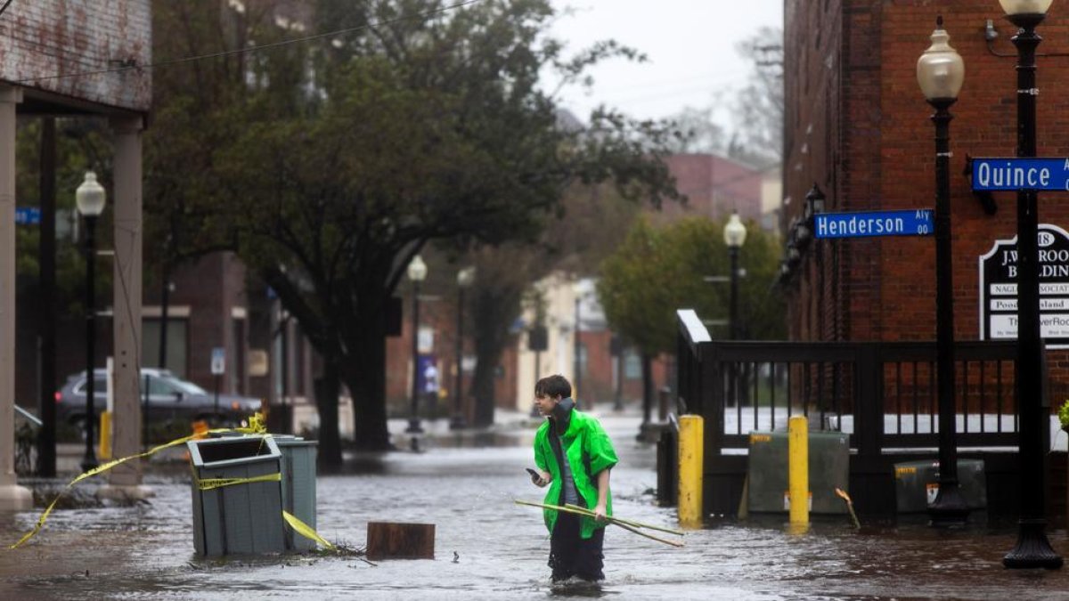 Veïns de Wilmington, Carolina del Nord, caminen pels carrers inundats després del pas de l’huracà.