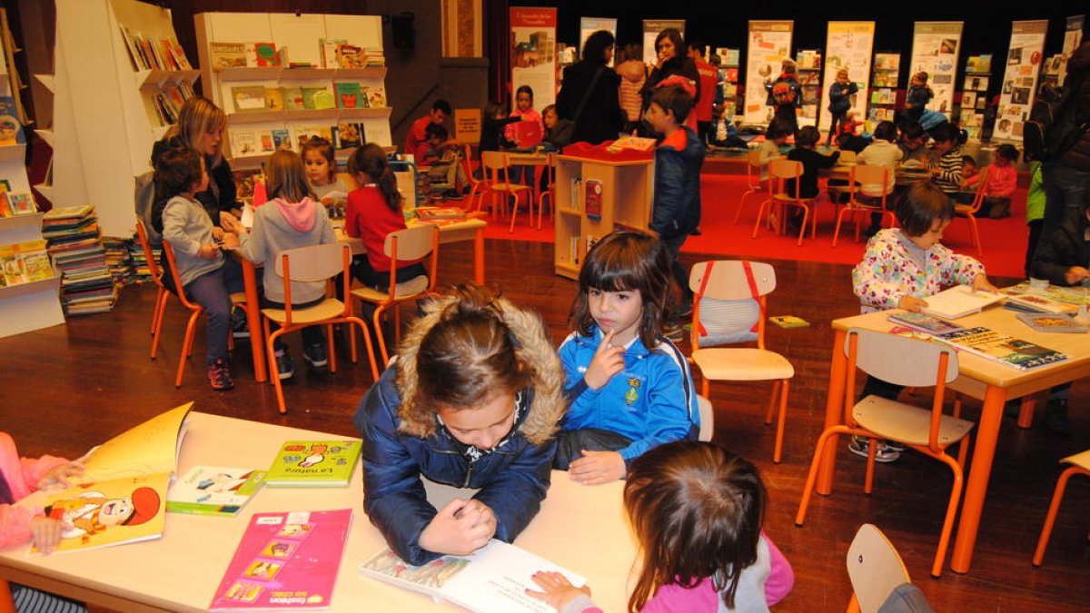 Los más pequeños ya disfrutaron ayer de la nueva edición del Saló del Llibre Infantil i Juvenil de Catalunya, que las autoridades inauguraron en L’Amistat de Mollerussa.
