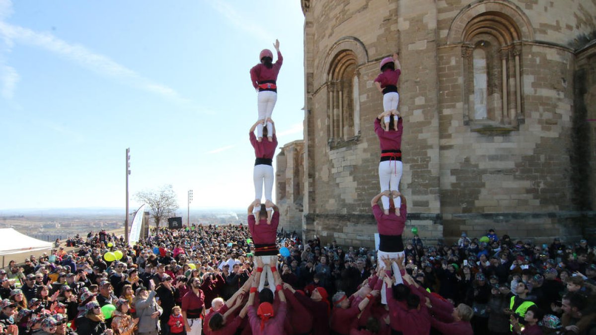 Els castellers de Lleida van fer dos pilars després del parlament.
