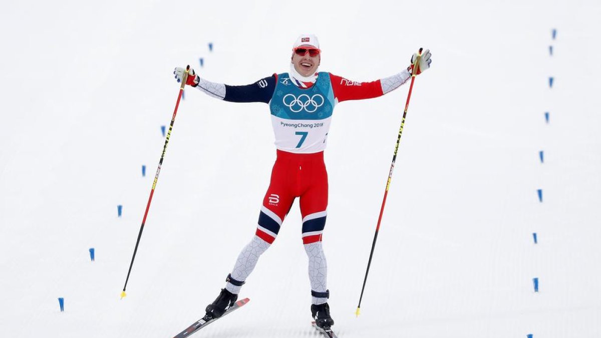 Simen Hegstad Krüger va aconseguir la medalla d’or en esquiatló, on hi va haver triplet noruec.