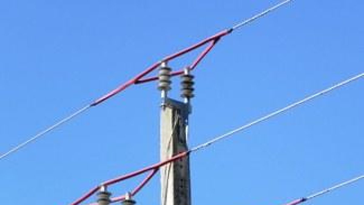 Imatge de proteccions en una línia elèctrica.
