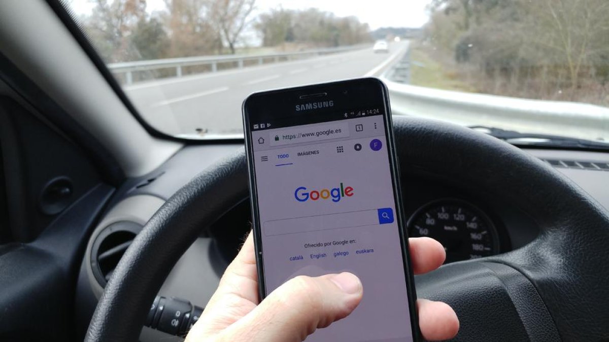 L’ús del telèfon mòbil al volant és un hàbit bastant habitual i quotidià que posa en risc la seguretat viària.