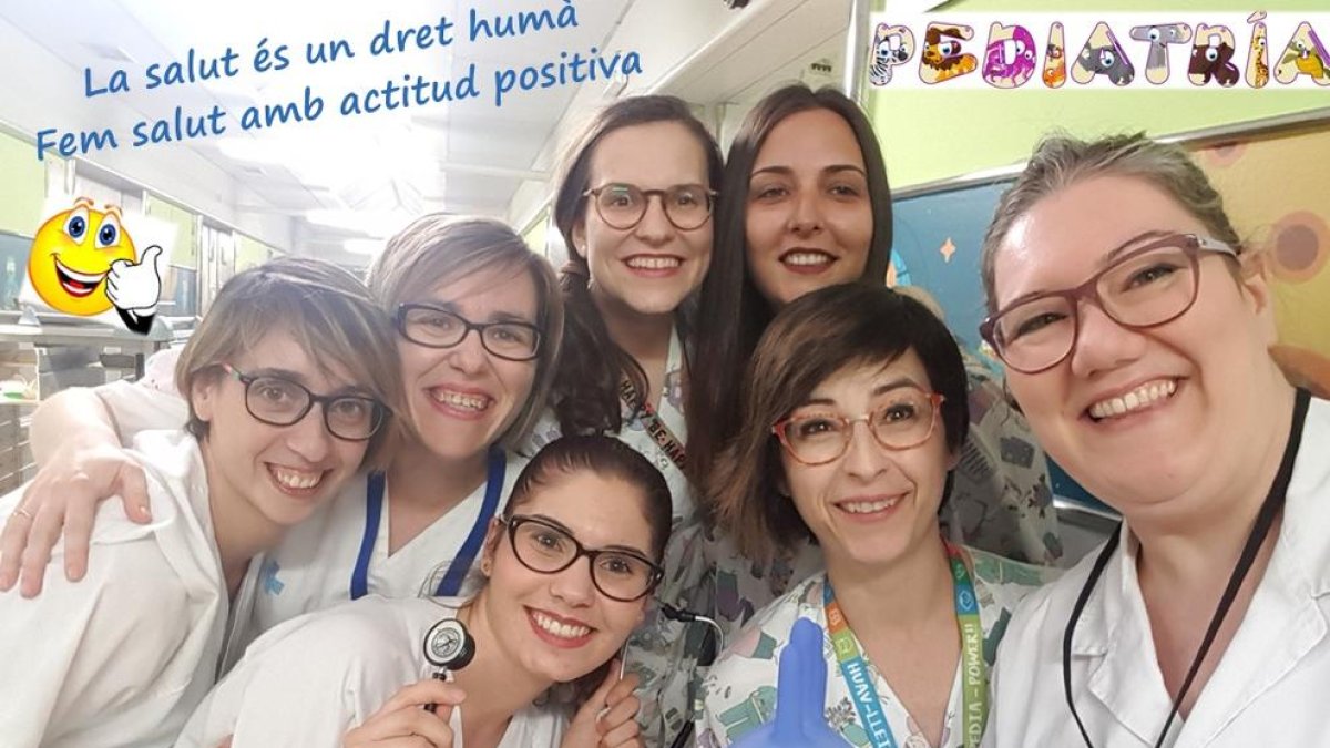 Infermeres de la unitat de Pediatria es van fer un ‘selfie’ a què van afegir una frase.