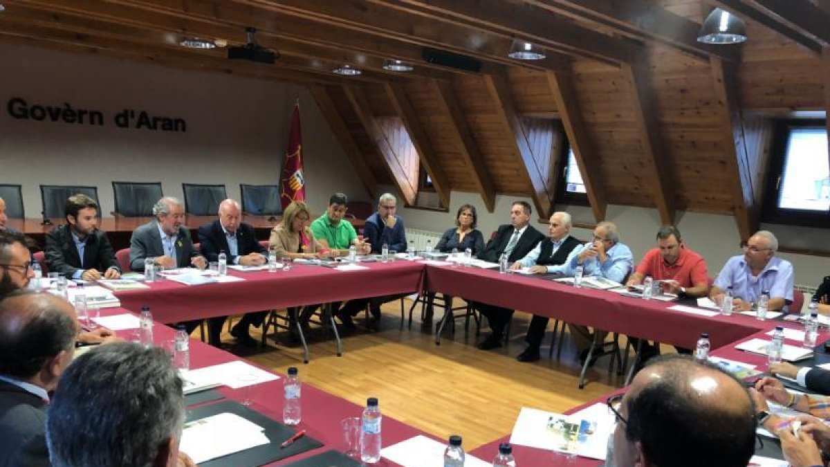 Reunión entre Diputación, Conselh y consistorios y EMD de Aran.