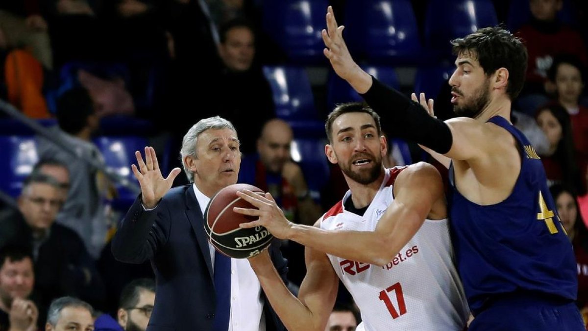 Hervelle busca una passada davant de Tomic sota la mirada de Pesic.