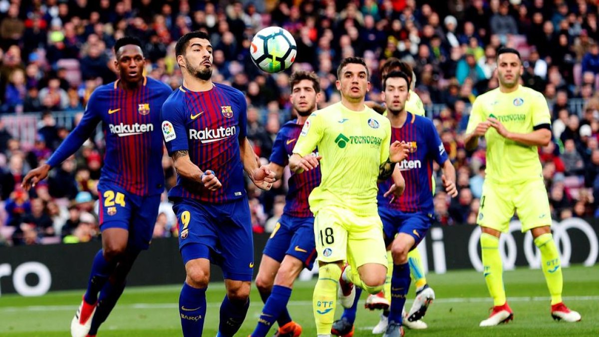 Luis Suárez, que no consiguió mantener su racha goleadora, intenta controlar un balón durante el encuentro frente al conjunto madrileño.