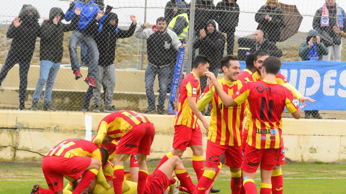 Los jugadores del Lleida celebran ante los seguidores azules que se desplazaron a Zaragoza, el gol que les daba la victoria ante el colista de la categoría.