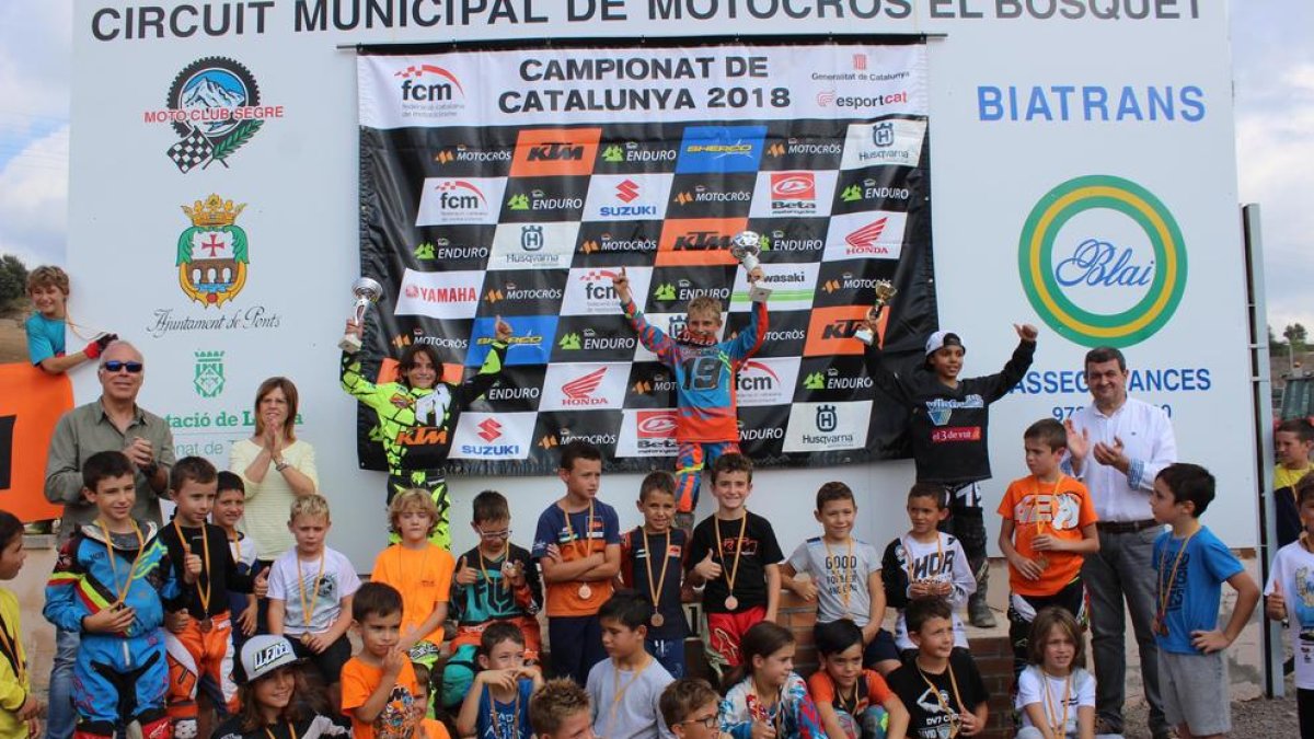 En la imagen, el podio y el resto de participantes de la categoría de MX50.
