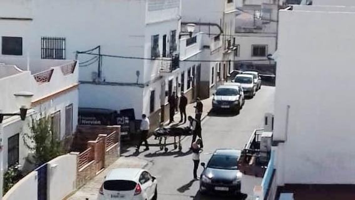Agents policials traient el cadàver de la dona de la casa.
