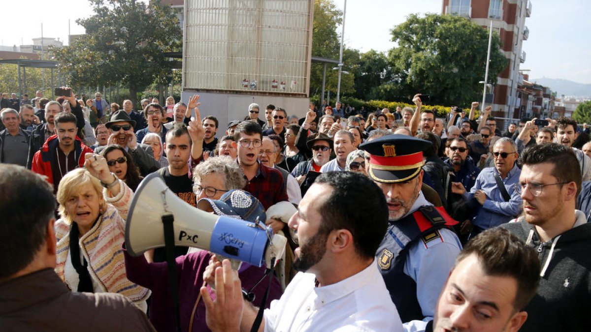 Els veïns van esbroncar el membre de PxC (amb megàfon).