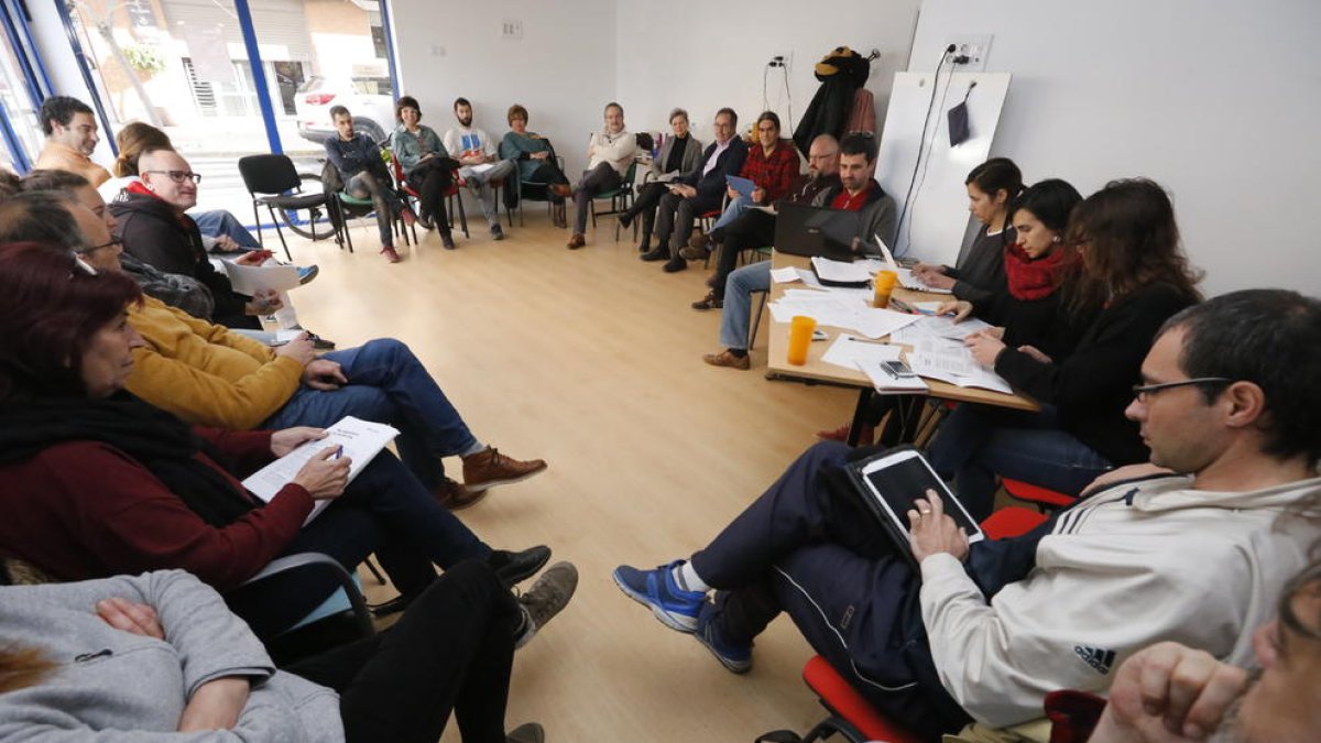 Los asistentes a la asamblea que celebró ayer el Comú de Lleida.