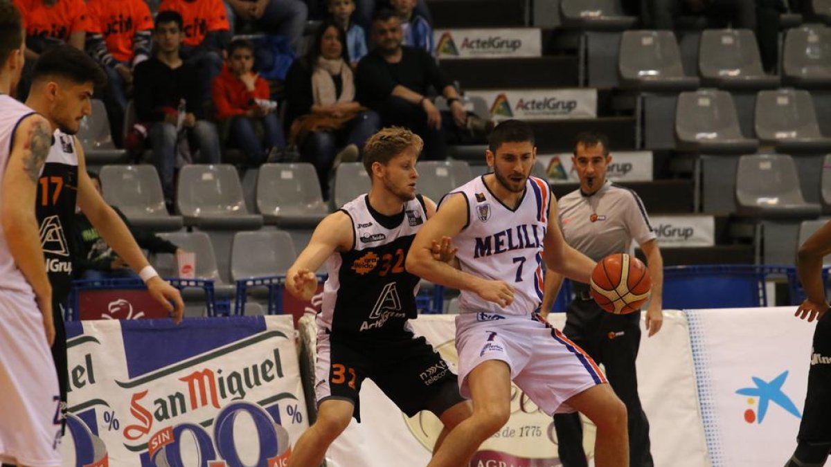 El serbi Filip Djuran, durant el partit que va jugar amb el Melilla al Barris Nord la passada temporada.