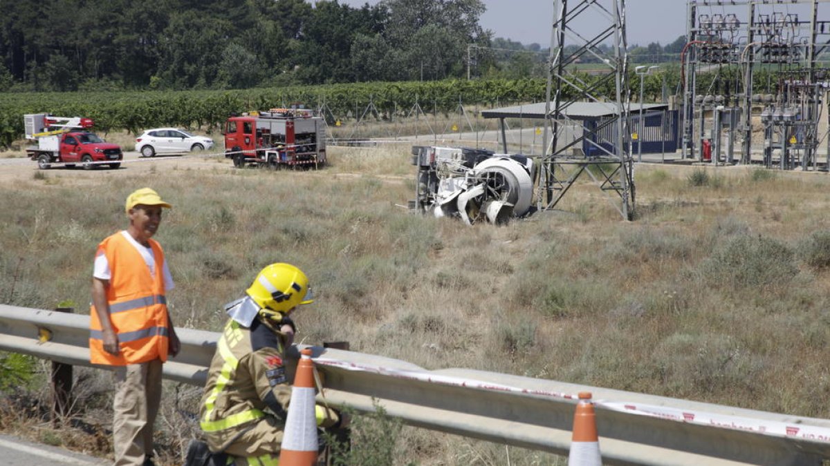 El camió bolcat dimarts, al costat de la torre amb què va xocar.