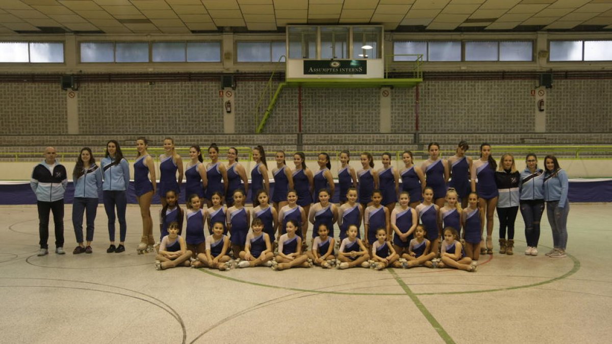Las patinadoras del Club Patins Bordeta posan en el acto de presentación en el polideportivo del barrio.