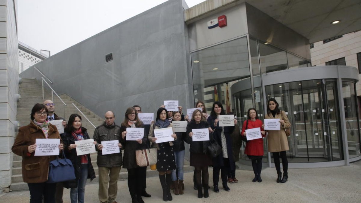 Concentració de lletrats de Justícia ahir davant del Canyeret.