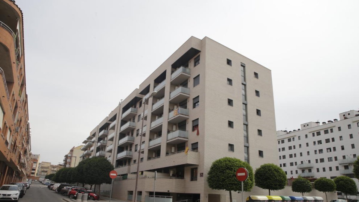 Un dels habitatges d’aquest bloc de Carrasco Formiguera s’ha tornat a okupar.