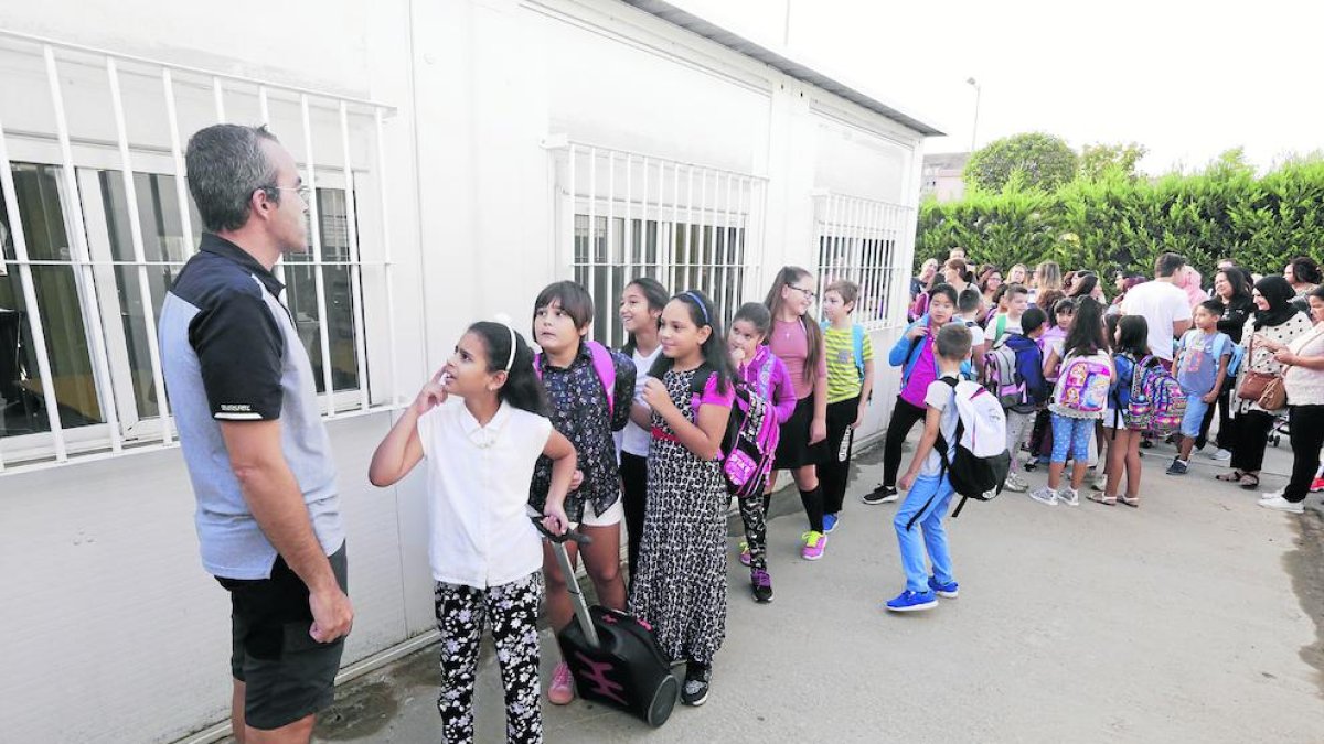 La Sílvia i els seus dos fills, a la recerca de material escolar.