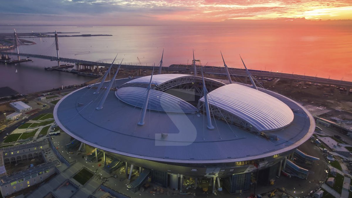 La zona superior del Zenit Arena consta de una cubierta elaborada e instalada por la empresa IASO