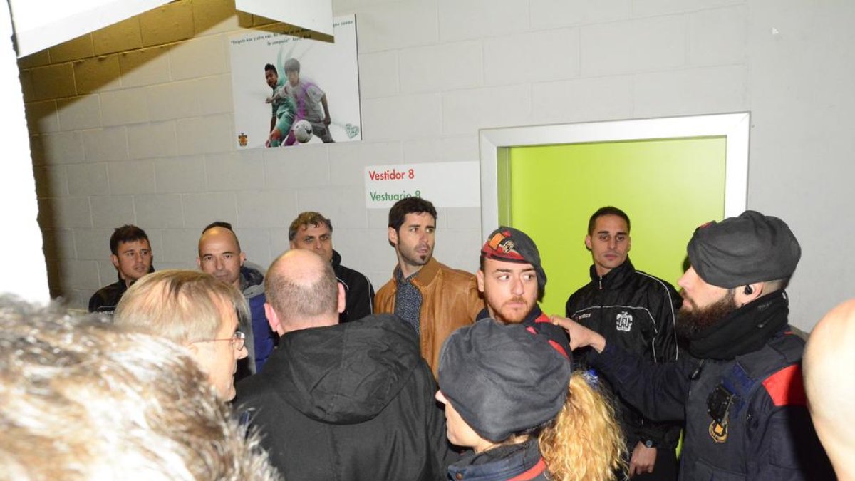 Los mossos tuvieron que intervenir en el túnel de vestuarios tras la agresión a Jordi Esteve.