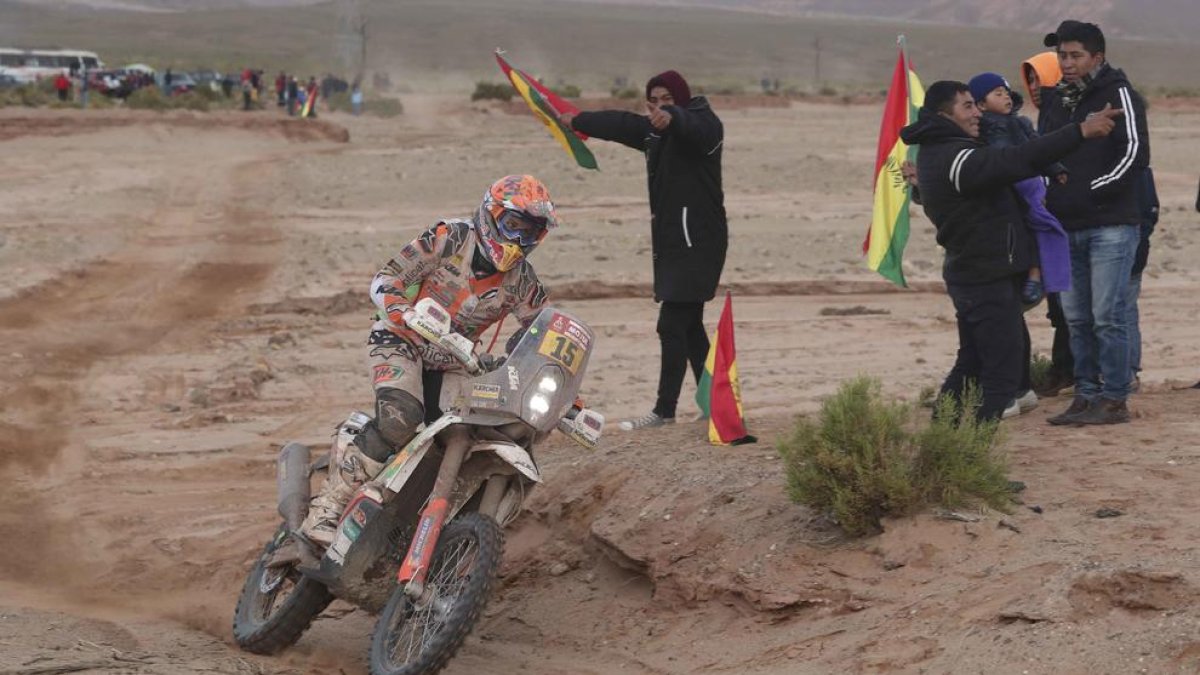 Laia Sanz va poder acabar l’etapa tot i xocar amb una llama.