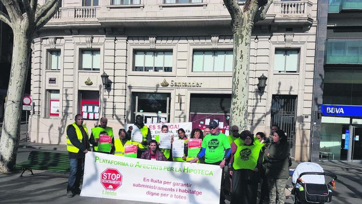 Activistas de la PAH, concentrados ayer ante una oficina bancaria.