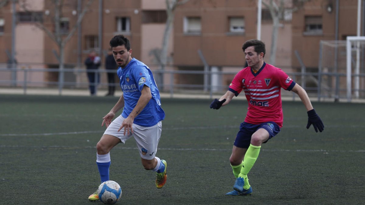 Joel Huertas porta la pilota perseguit per un jugador de l’Igualada, durant el partit d’ahir a Gardeny.