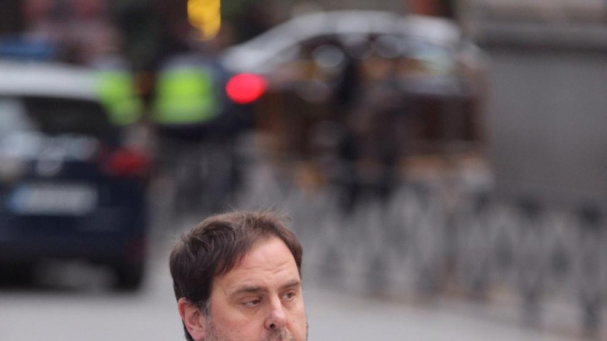 Junqueras suggereix Rovira en veure impossible una presidència efectiva des de Brussel·les