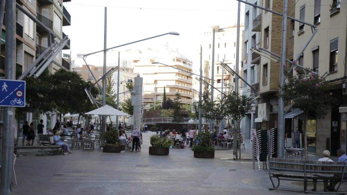El tramo de Bisbe Ruano que vecinos y comerciantes quieren reformar para que vuelva a pasar tráfico.