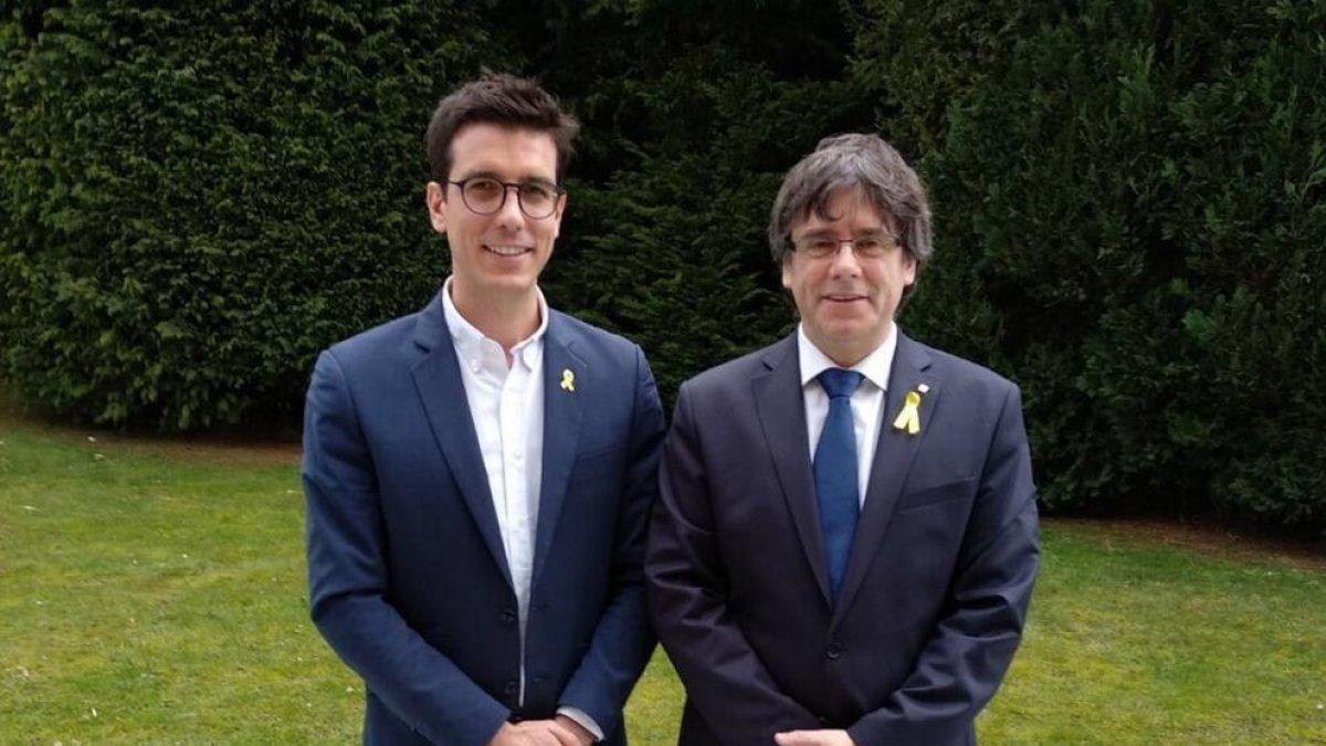 Puigdemont posa con Postius ante su residencia en Bélgica.